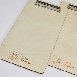Dřevěné desky na jídelní lístek s kovovým klipem v rozměru 300x150mm + laser loga 